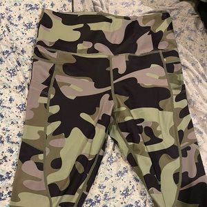 Zyia camo pocket light n tight leggings